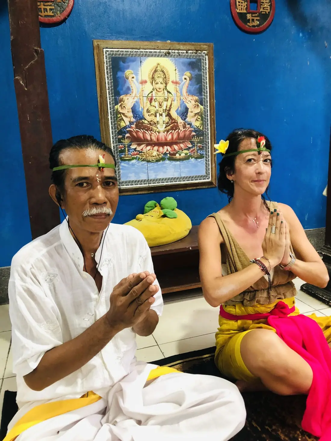 Alexandra avec un guérisseur balinais lors d'une cérémonie traditionnelle