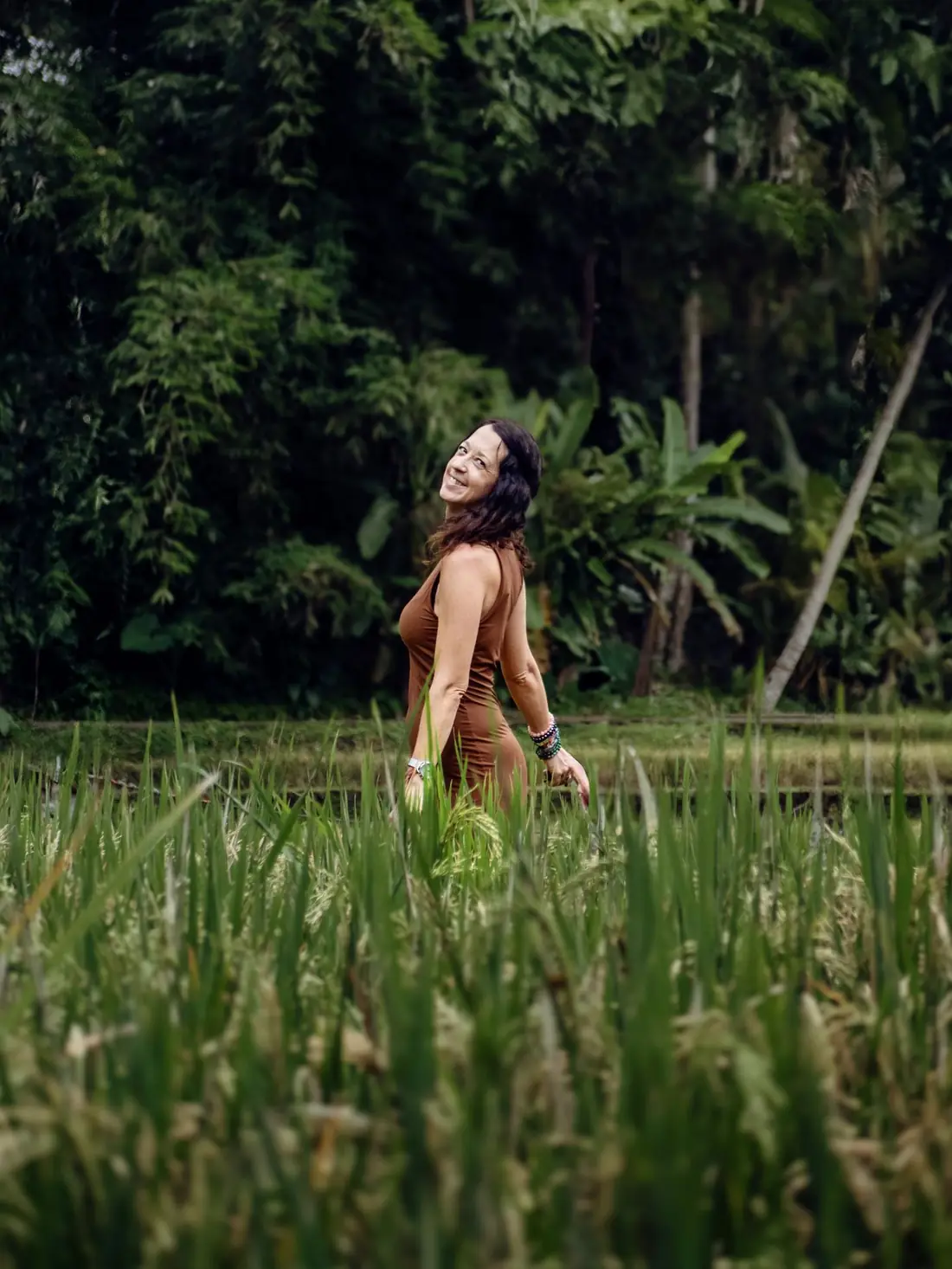 Alexandra Berna en robe marron dans les rizières de Bali