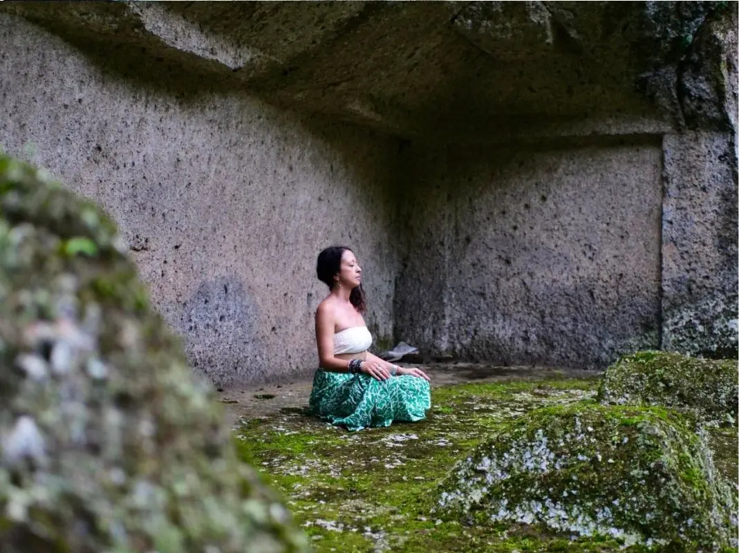 Alexandra en méditation dans une grotte sacrée à Bali