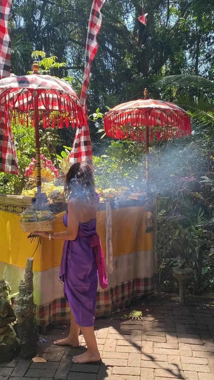 Offrande, encens et parasols traditionnels