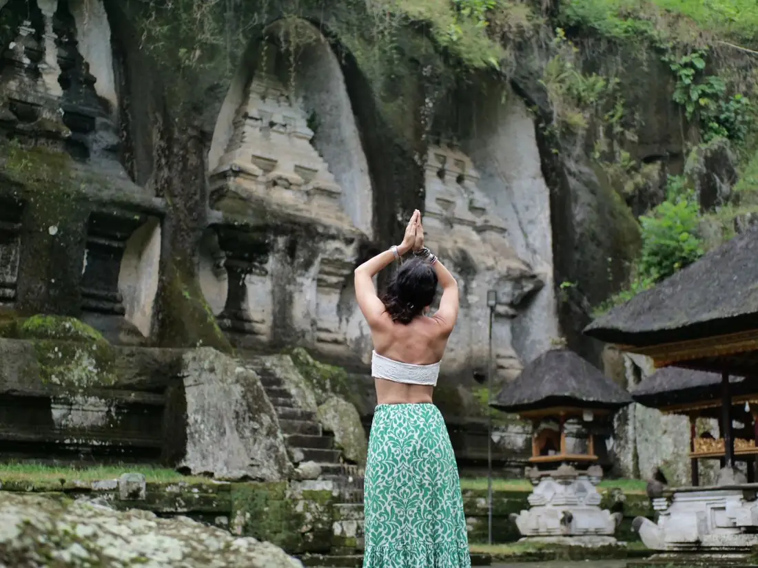 Alexandra en prière à Gunung Kawi