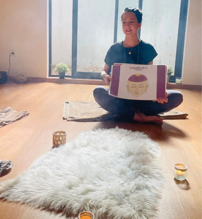 Alexandra présentant les chakras pendant Ananda Mandala