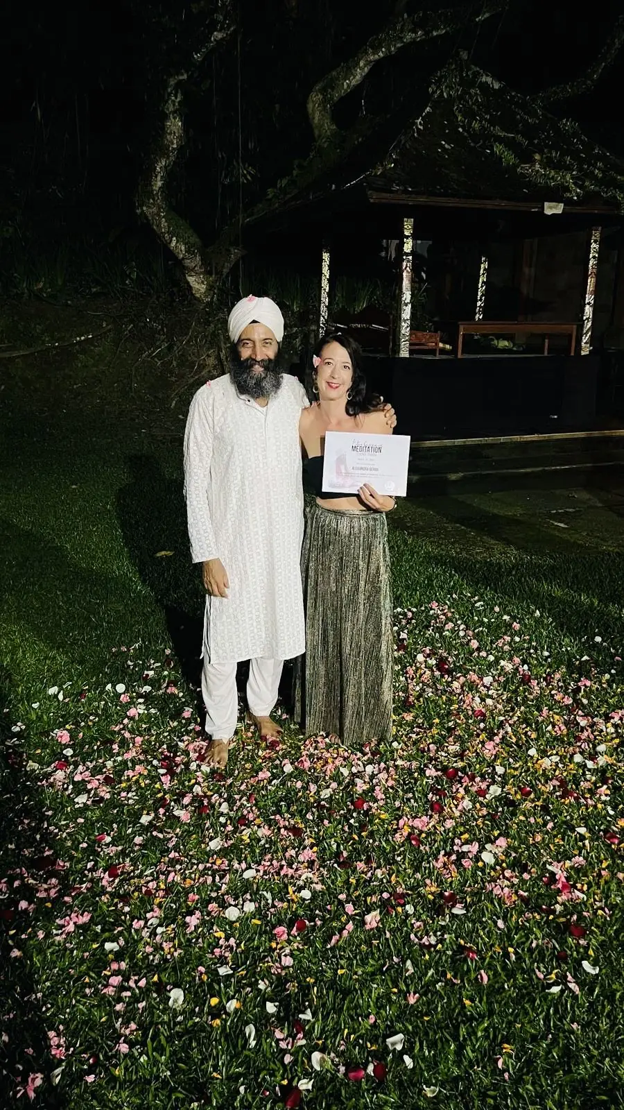 Alexandra reçoit son diplôme de Professeure de Méditation des mains de Punnu