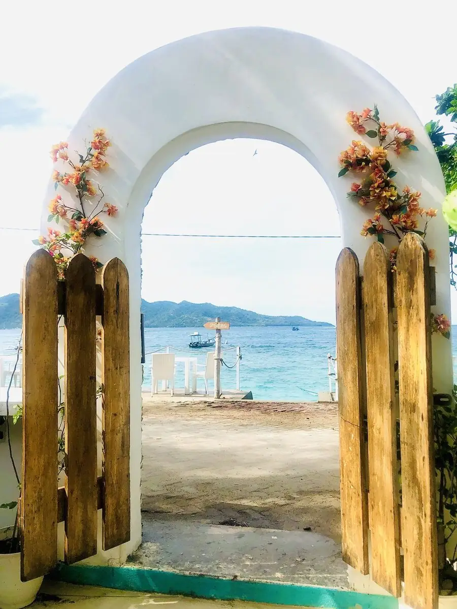 Arche fleurie ouvrant sur la mer turquoise — la retraite privée