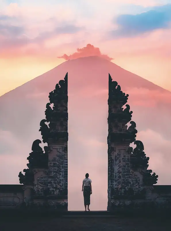 Aux portes du temple — face au volcan sacré