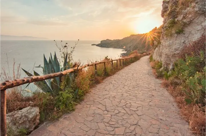 Chemin au coucher du soleil