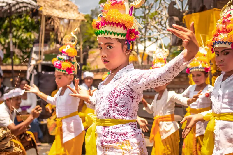 Danseuse balinaise en costume traditionnel