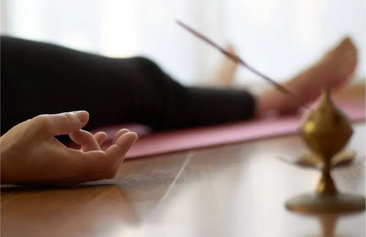Encens et main en méditation