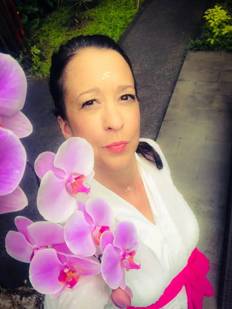 Portrait d'Alexandra avec des orchidées roses
