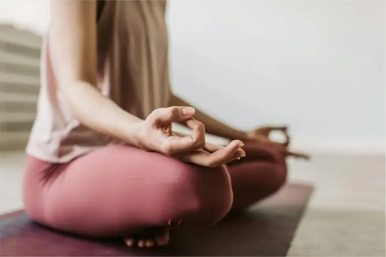 Méditation assise en pleine nature