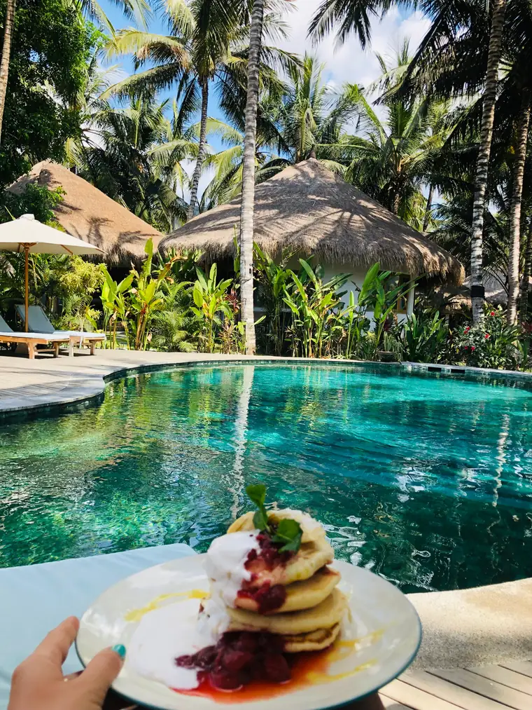 Pancakes face à la piscine