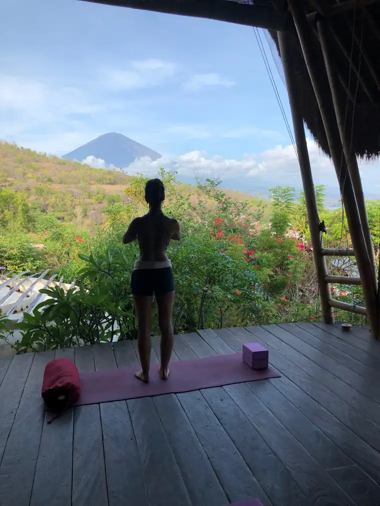 Prière face au mont Agung