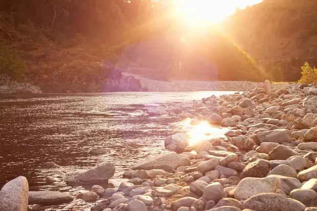 Rivière au coucher du soleil — randonnées
