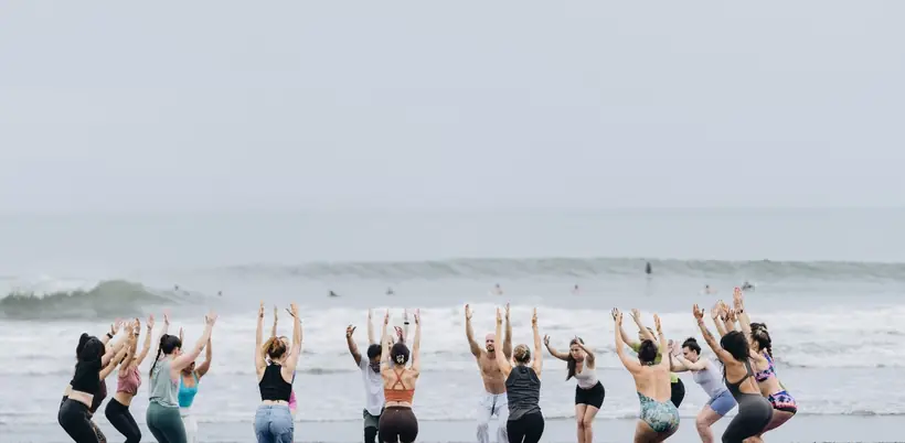 Yoga en groupe sur la plage